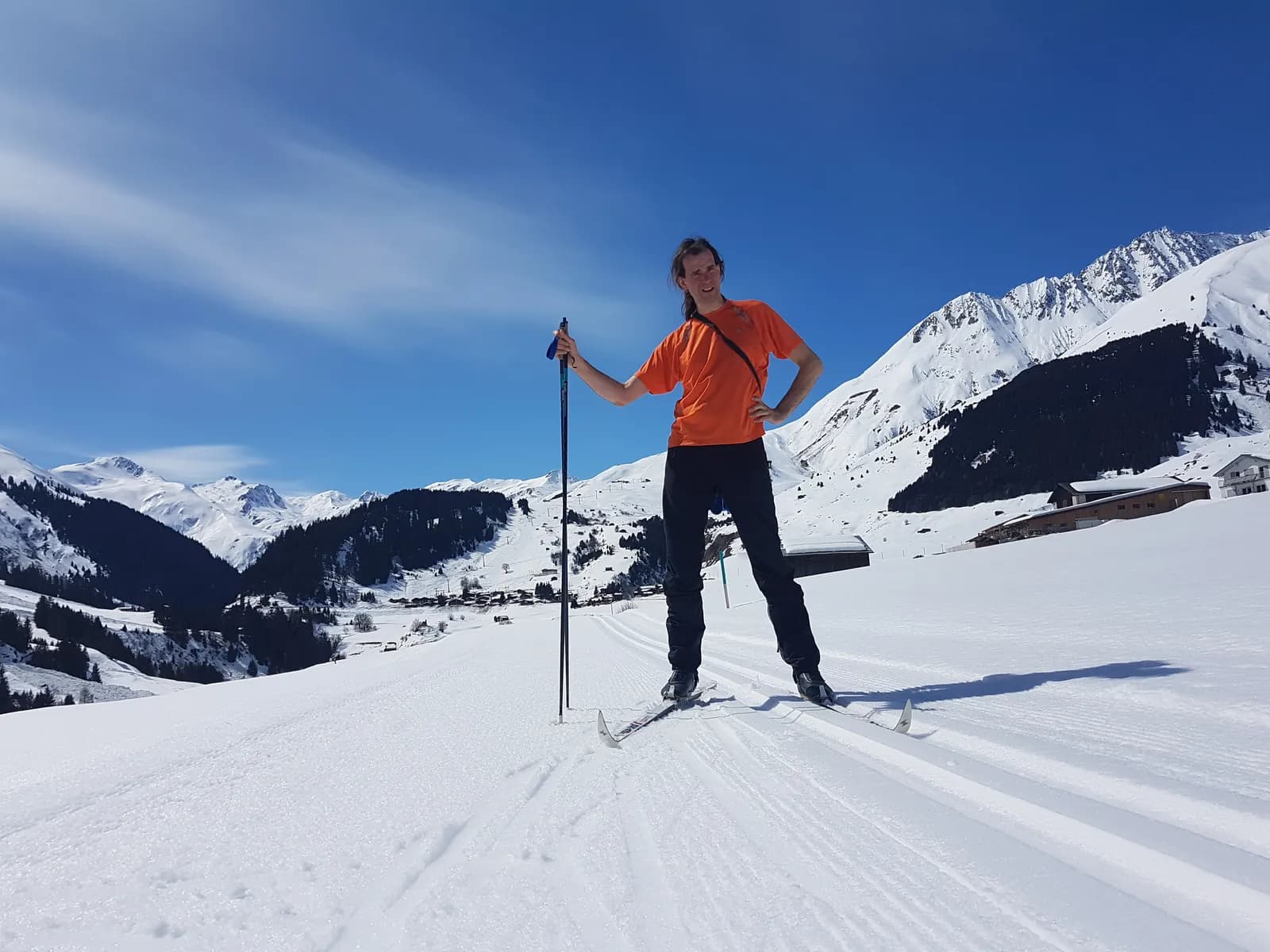 Gerald auf Skiern im Schnee unter blauem Himmel