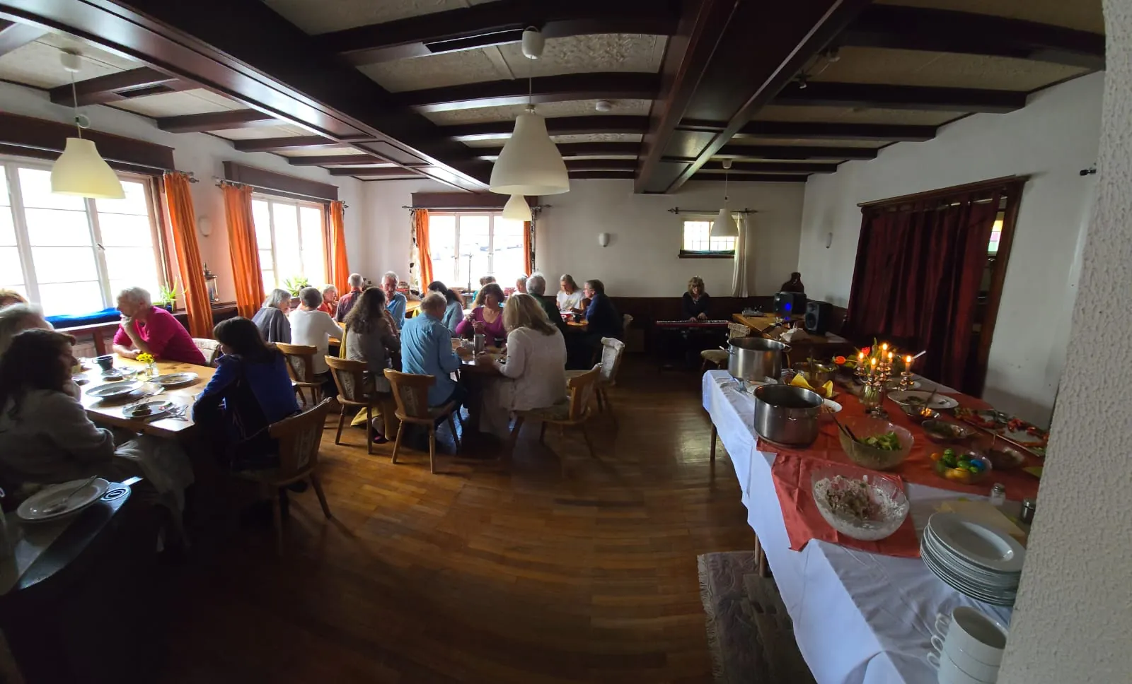 Brunch im Saal der Maibacher Schweiz, lange Tische voller Gäste