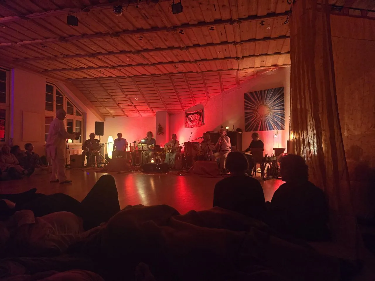 Konzert im Saal der Maibacher Schweiz am Abend, rotes Licht