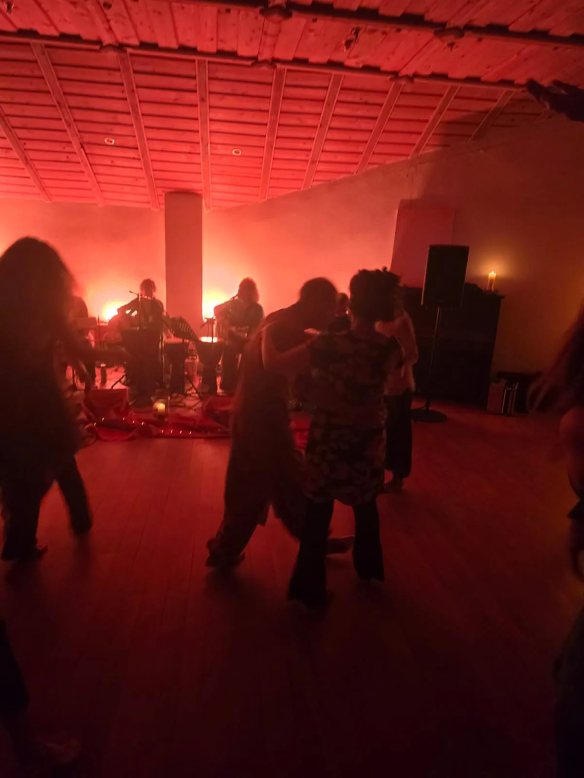 Tanz im roten Licht vor einer Band in der Maibacher Schweiz