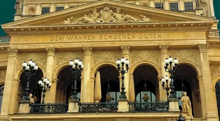 Inschrift an der Alten Oper Frankfurt: Dem Wahren, Schönen, Guten