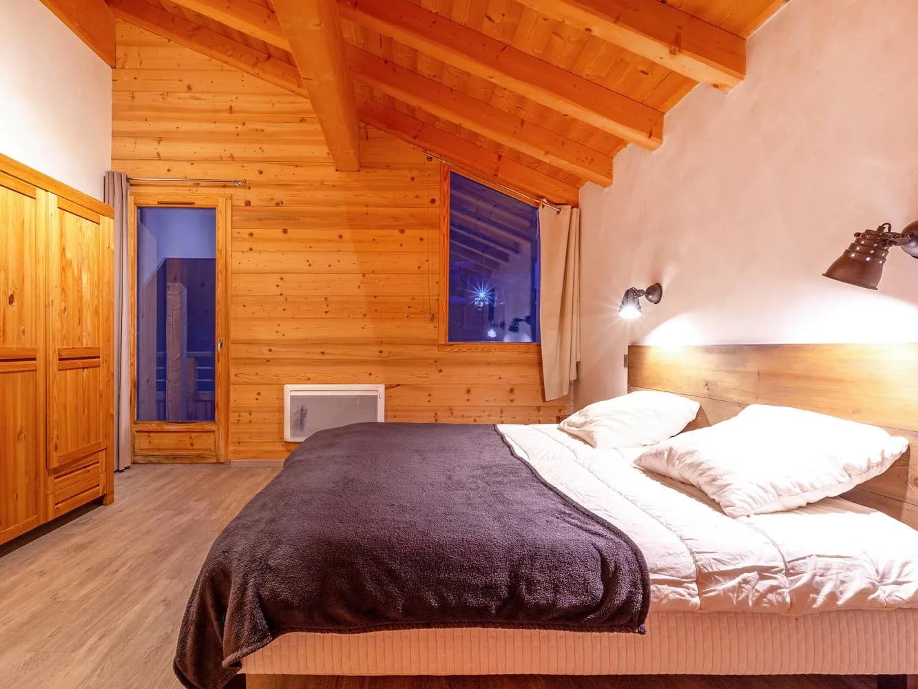 Doppelzimmer im Chalet Cairn unter der Dachschräge, am Abend