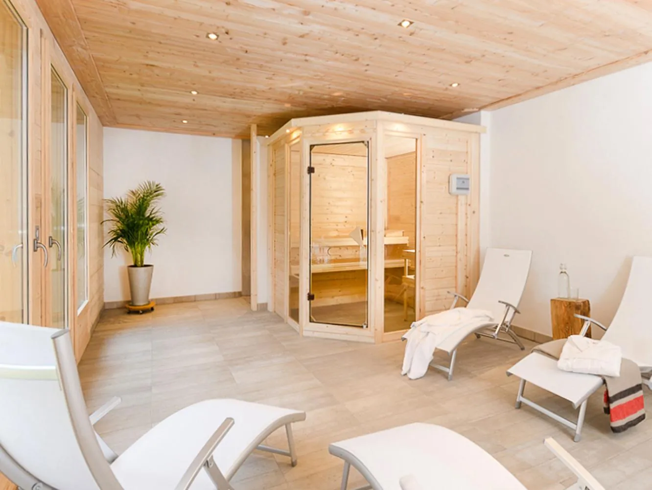 Wellnessraum im Chalet Cairn mit Saunakabine und Ruheliegen
