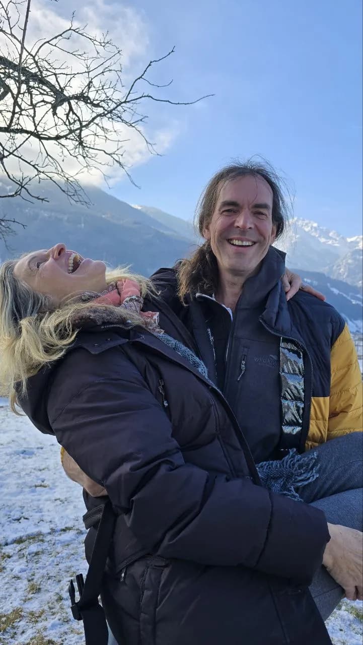 Gerald und Claudia lachen im Schnee