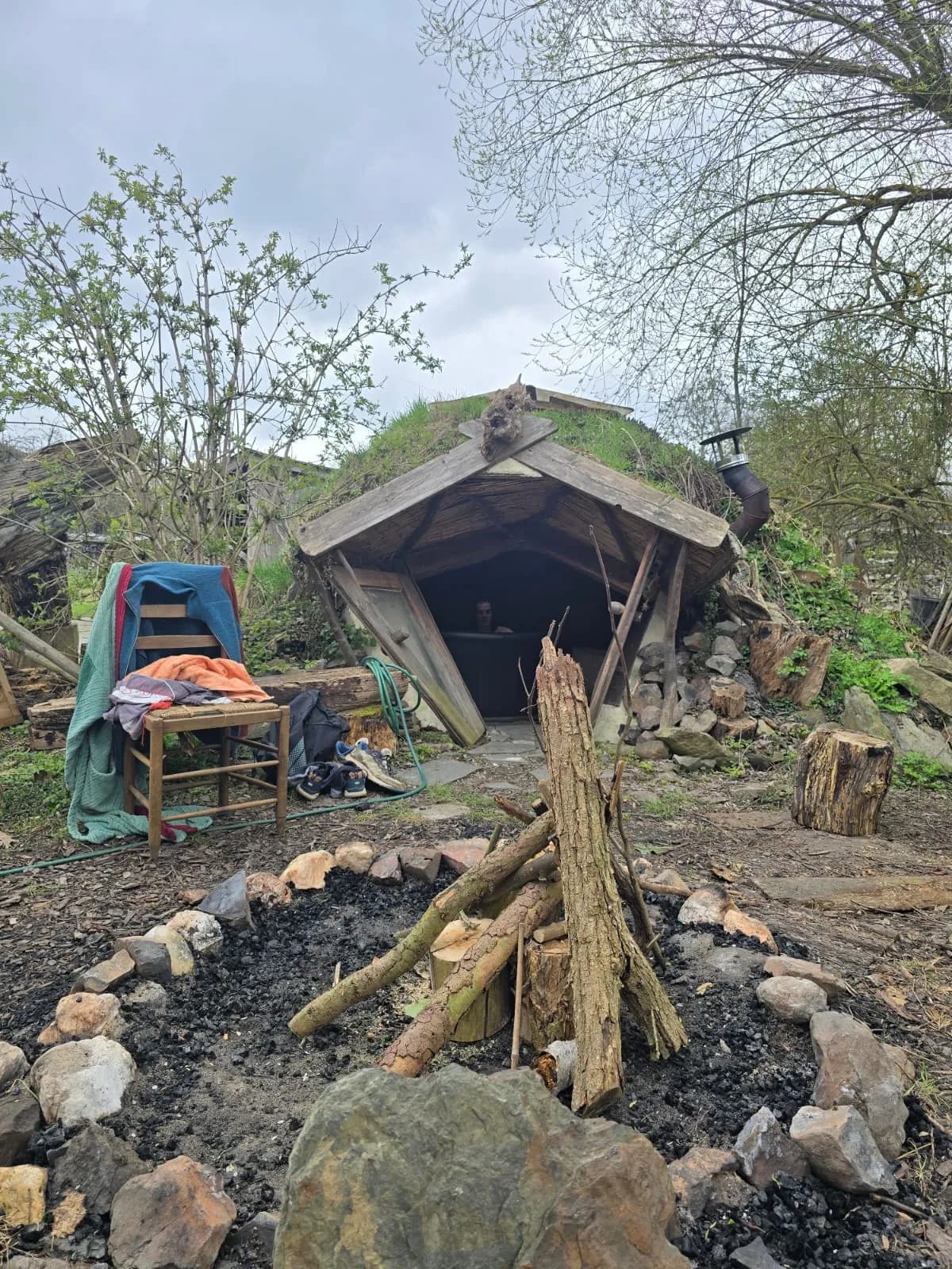 Das Hobbit-Haus mit Feuerstelle in der Maibacher Schweiz