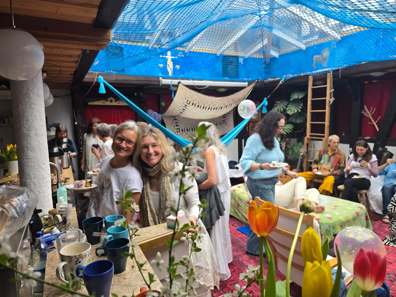 Zwei Frauen lachen an der Kaffeetafel in der Maibacher Schweiz