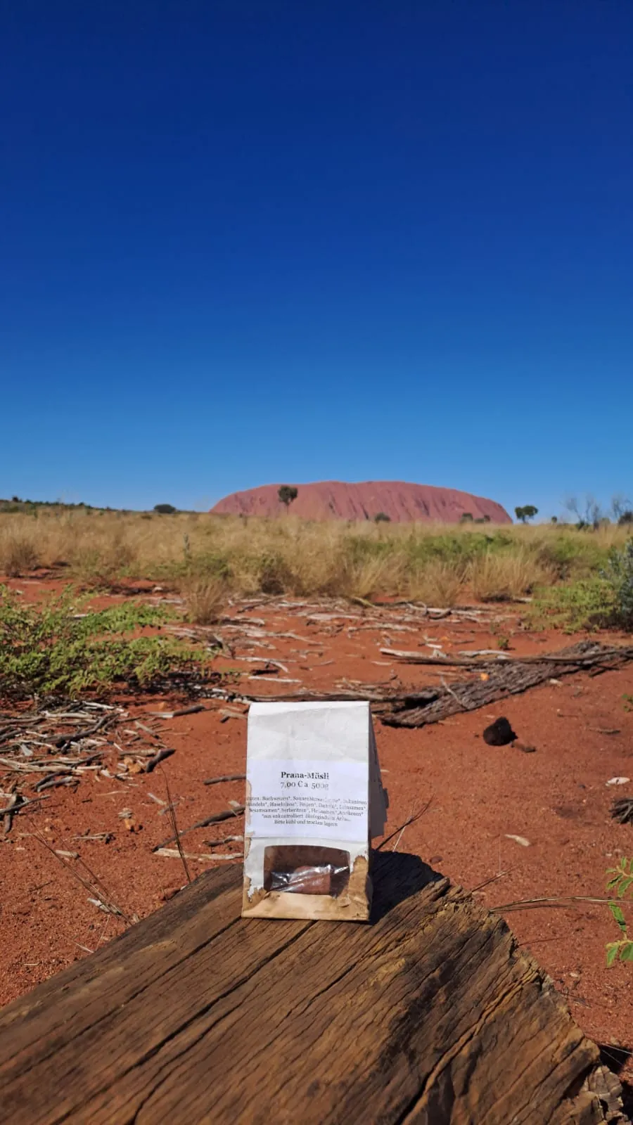 Eine Packung Prana Müsli vor dem Ayers Rock